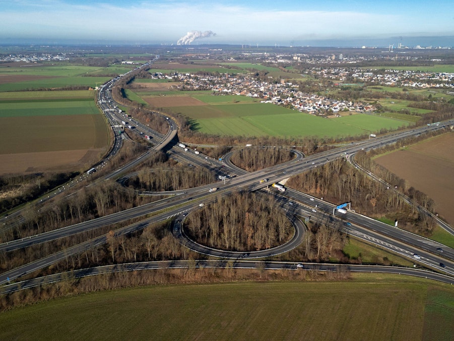 Autobahnkreuz Bliesheim, Verkehrsinfrastruktur aus der Vogelperspektive Deutschland, Bliesheim, Weilerswist, Autobahnkreuz, Verkehr LicenseRF Copyright: xZoonar.com/PascalexJansenx 24387205