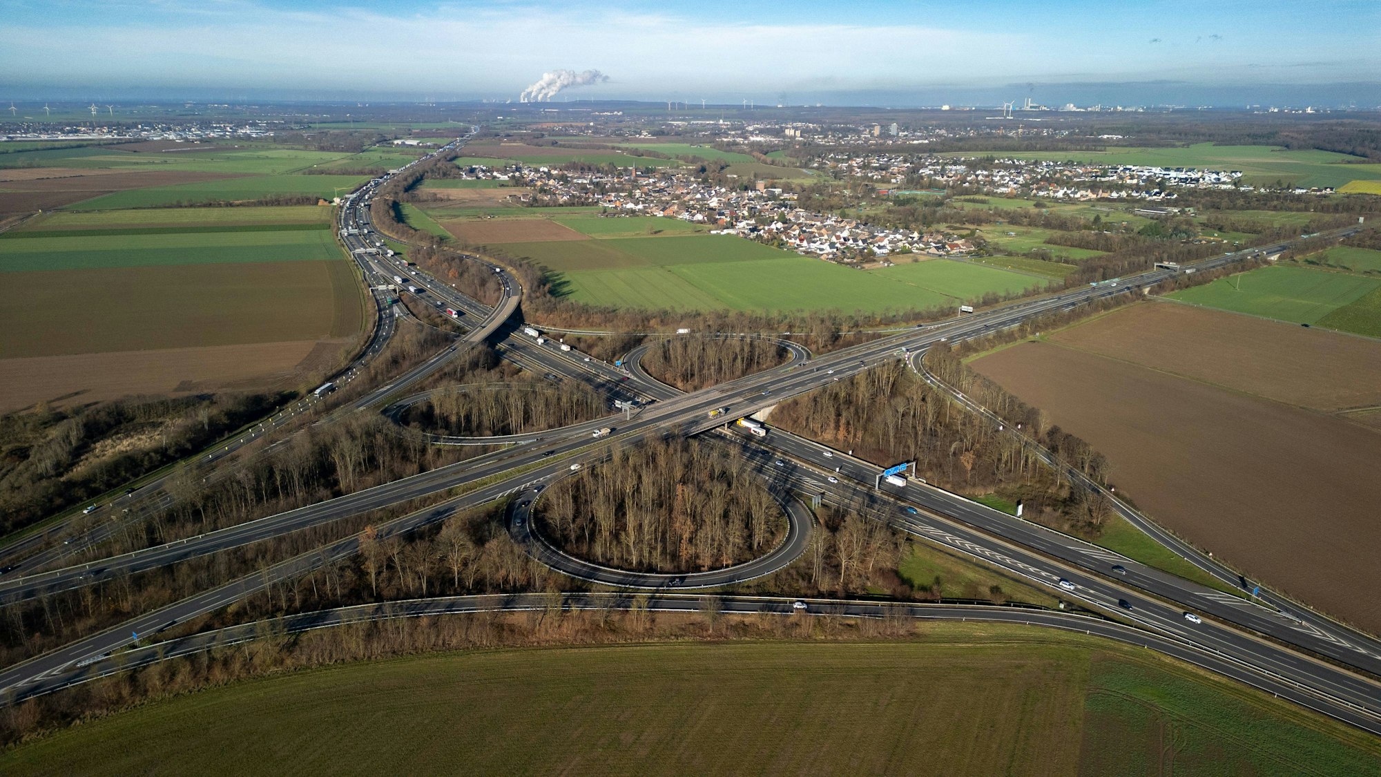 Autobahnkreuz Bliesheim, Verkehrsinfrastruktur aus der Vogelperspektive Deutschland, Bliesheim, Weilerswist, Autobahnkreuz, Verkehr LicenseRF Copyright: xZoonar.com/PascalexJansenx 24387205
