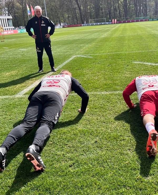 Liegestütze am Geißbockheim: Lukas Sinkiewicz und Felipe Chavez pumpen.