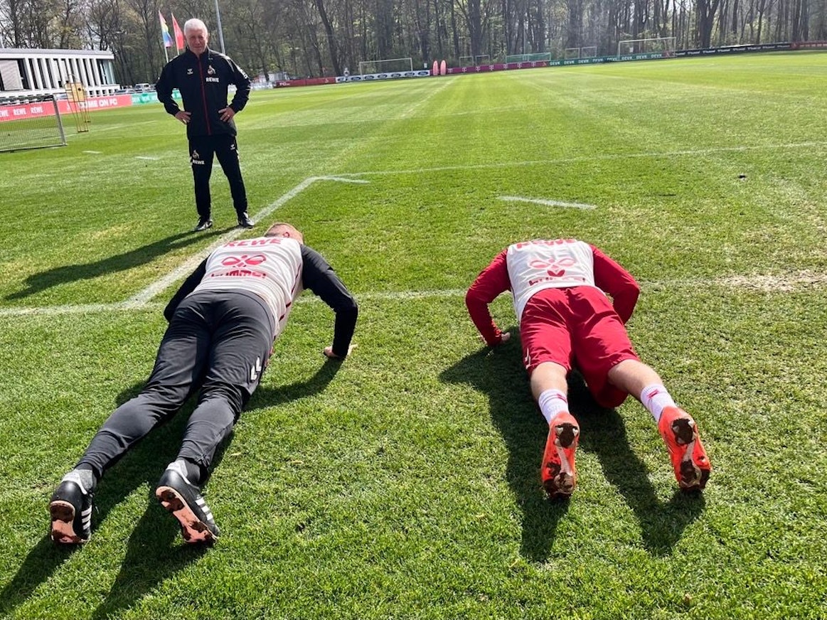 Liegestütze am Geißbockheim: Lukas Sinkiewicz und Felipe Chavez pumpen.