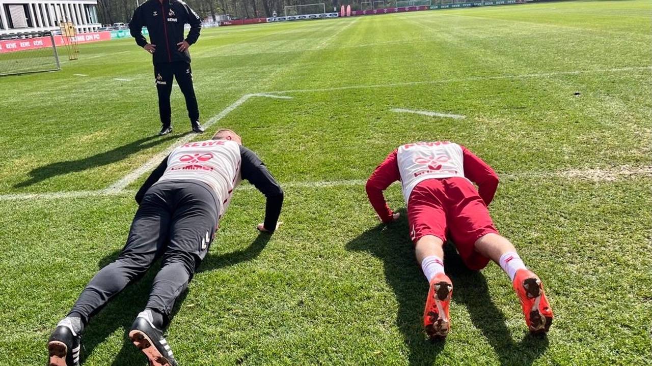 Liegestütze am Geißbockheim: Lukas Sinkiewicz und Felipe Chavez pumpen.