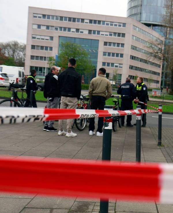 Einsatzkräfte sperren den Bereich des Kennedy-Ufers in Deutz ab (Symbolfoto)