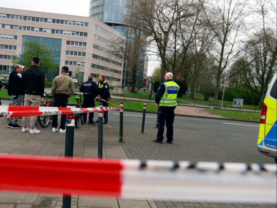 Einsatzkräfte sperren den Bereich des Kennedy-Ufers in Deutz ab (Symbolfoto)