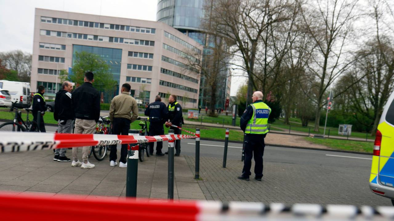 Einsatzkräfte sperren den Bereich des Kennedy-Ufers in Deutz ab (Symbolfoto)