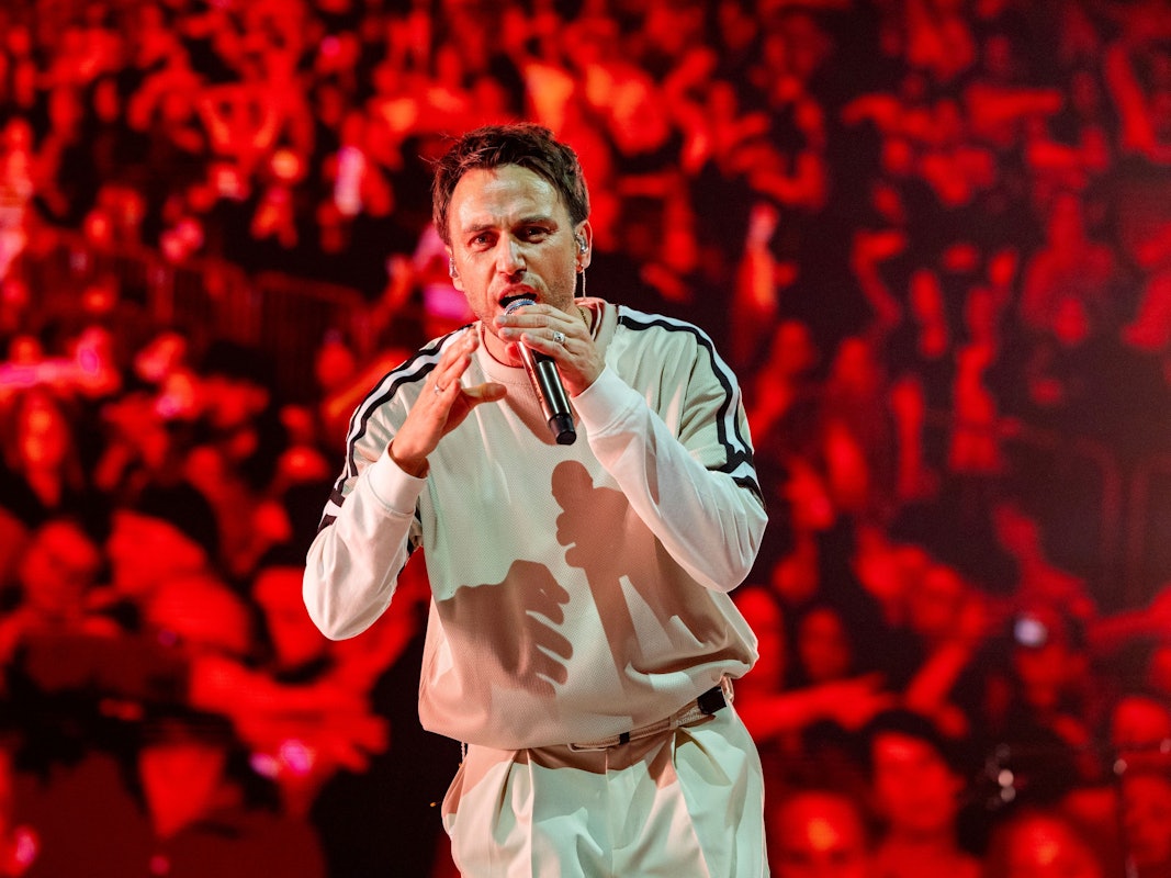 Der Musiker Clueso singt auf der Bühne der Lanxess-Arena.