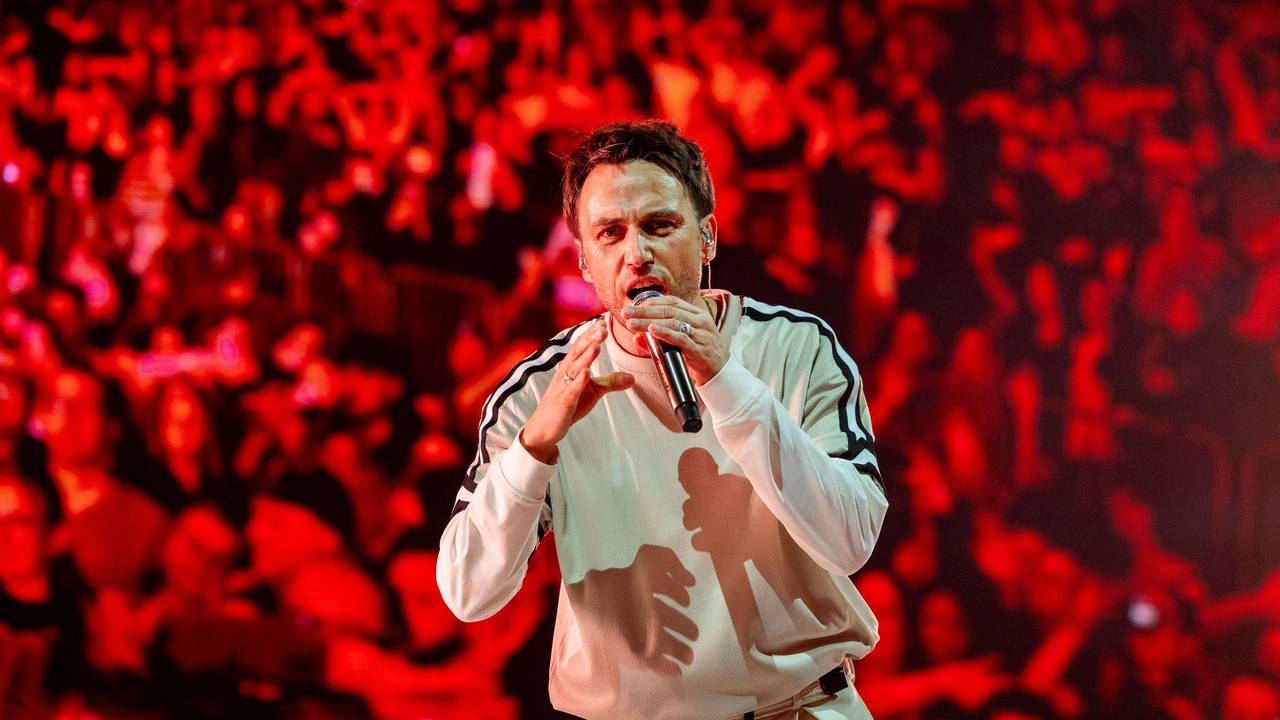 Der Musiker Clueso singt auf der Bühne der Lanxess-Arena.
