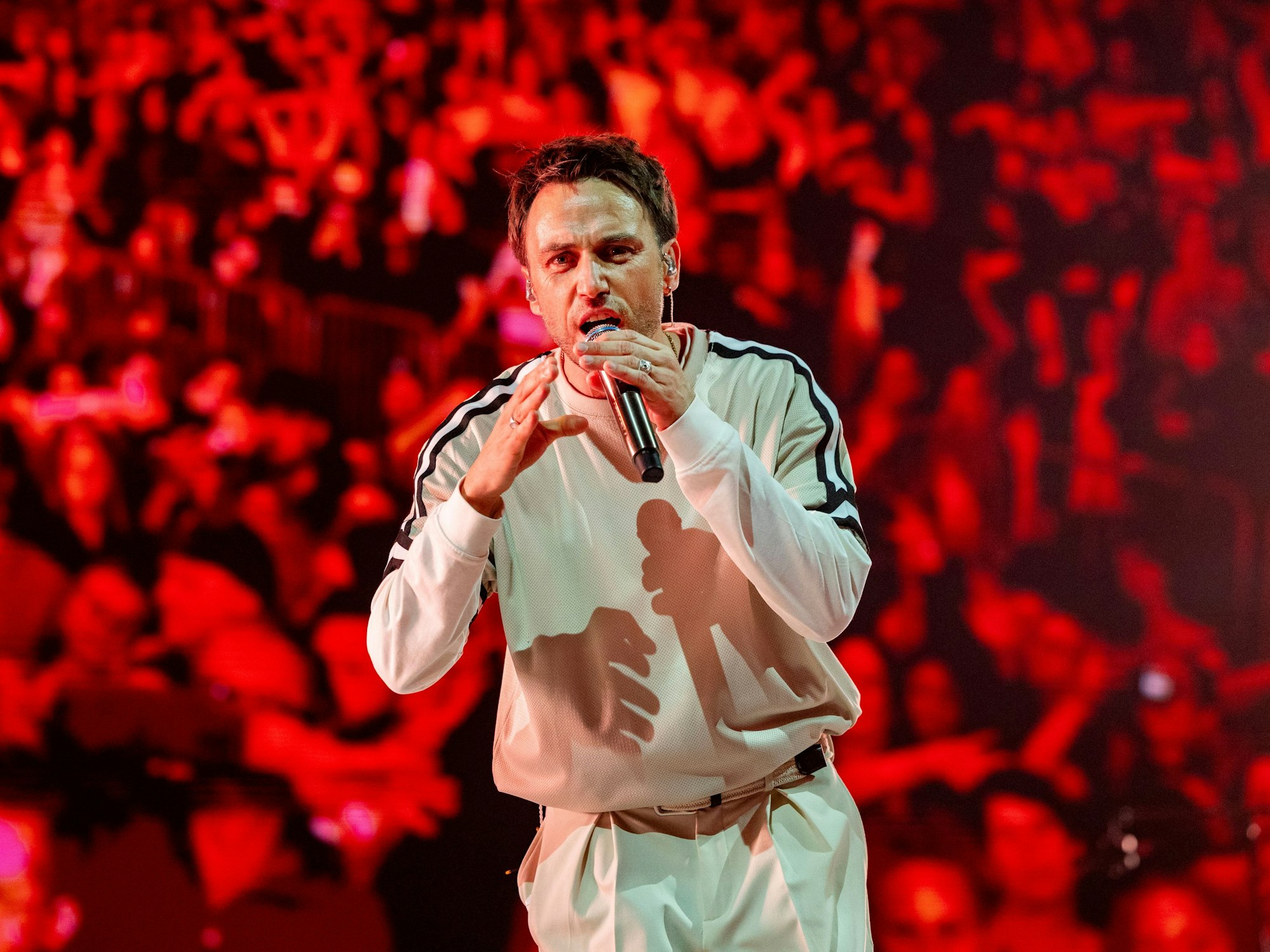 Der Musiker Clueso singt auf der Bühne der Lanxess-Arena.