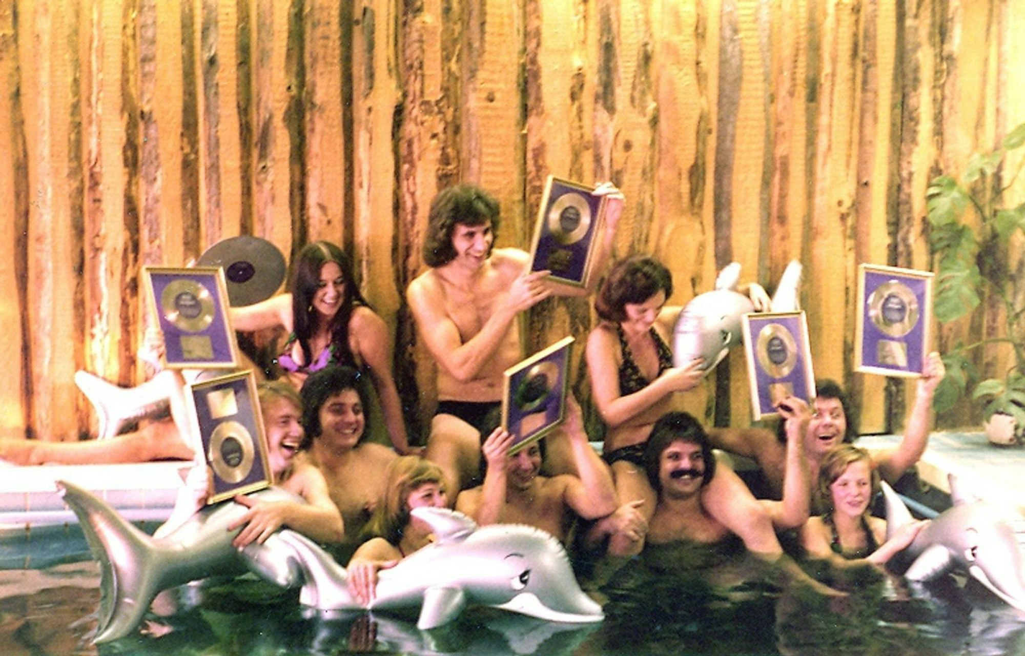 „Sex, Drugs und Rock'n'Roll ist nur eine Legende“, sagt Olaf der Flipper (hinten, Mitte). Gefeiert, wie hier nach der ersten Gold-Verleihung 1974, haben die Flippers aber schon auch ganz gerne. (Bild: Privat)