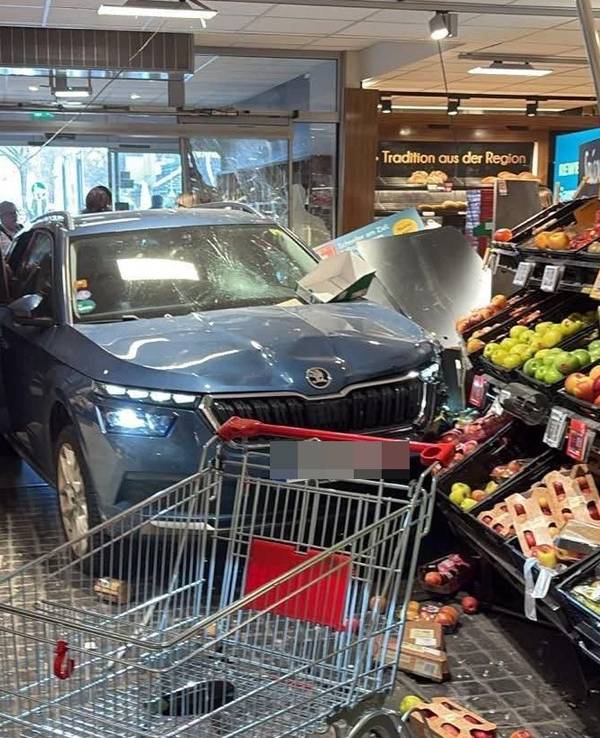 Der Skoda krachte in einen Rewe-Markt auf der Bergisch Gladbacher Straße in Köln-Dellbrück.