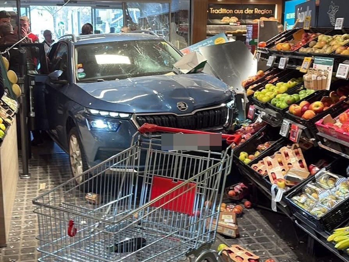 Der Skoda krachte in einen Rewe-Markt auf der Bergisch Gladbacher Straße in Köln-Dellbrück.