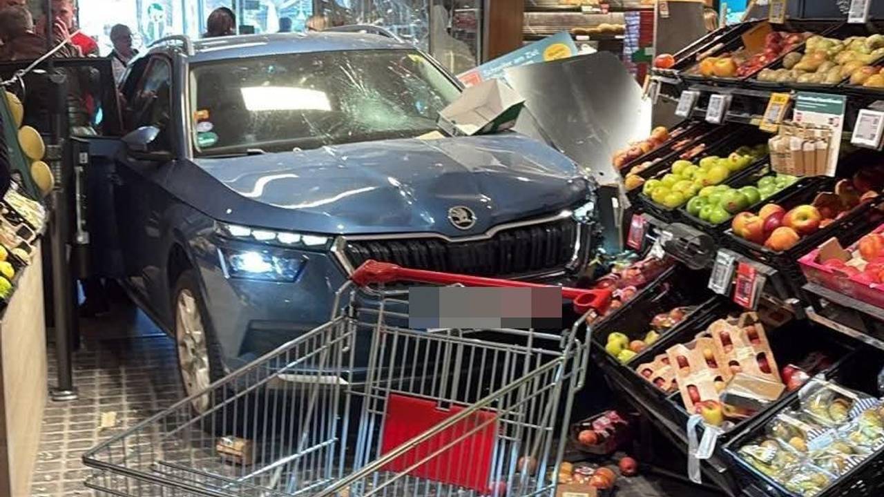 Der Skoda krachte in einen Rewe-Markt auf der Bergisch Gladbacher Straße in Köln-Dellbrück.