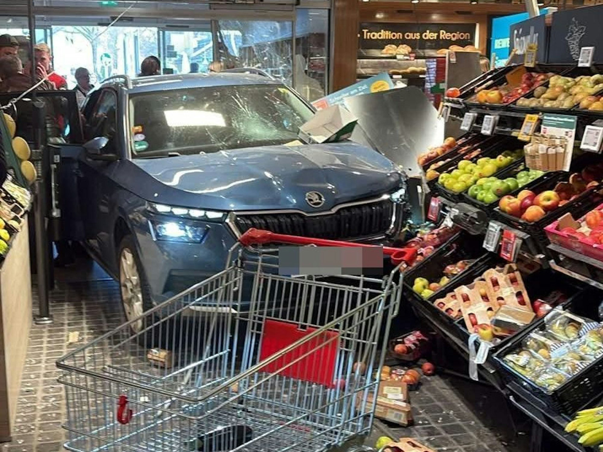 Der Skoda krachte in einen Rewe-Markt auf der Bergisch Gladbacher Straße in Köln-Dellbrück.