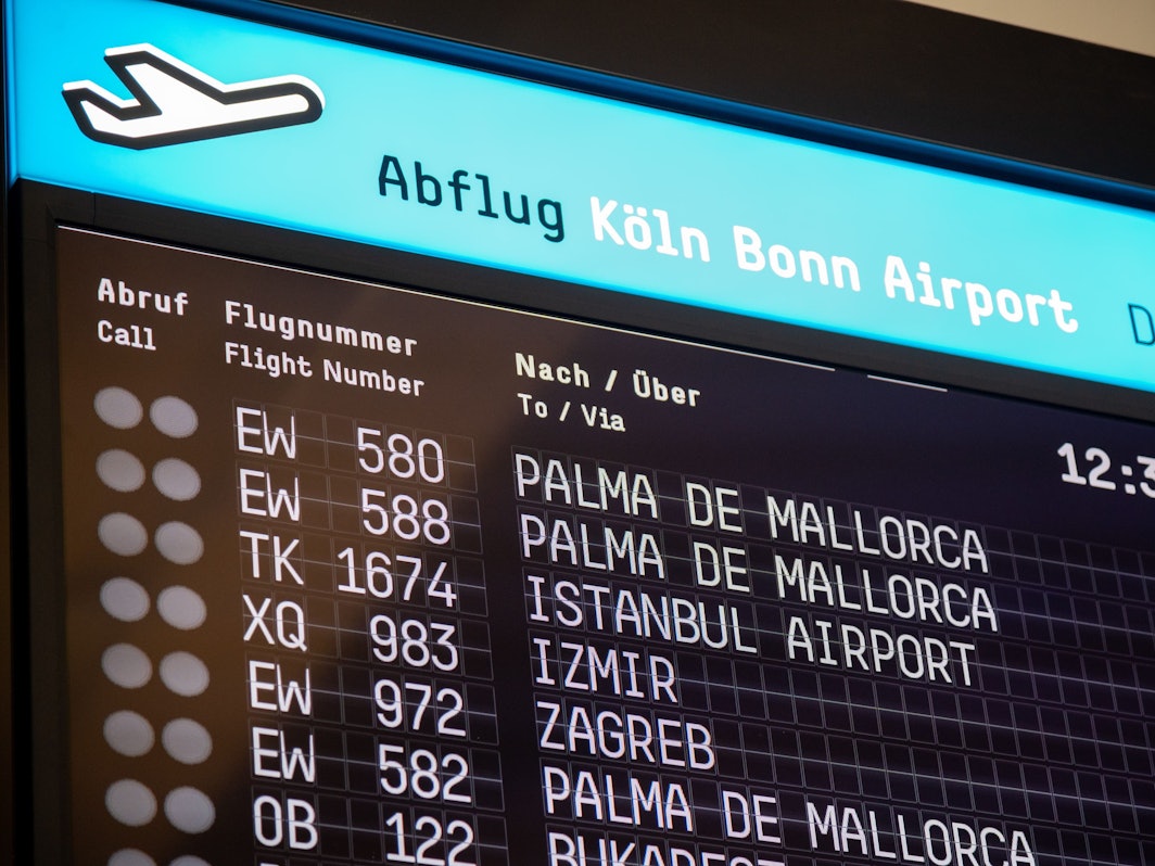 Anzeigetafel mit Flügen nach Mallorca am Flughafen Köln-Bonn.