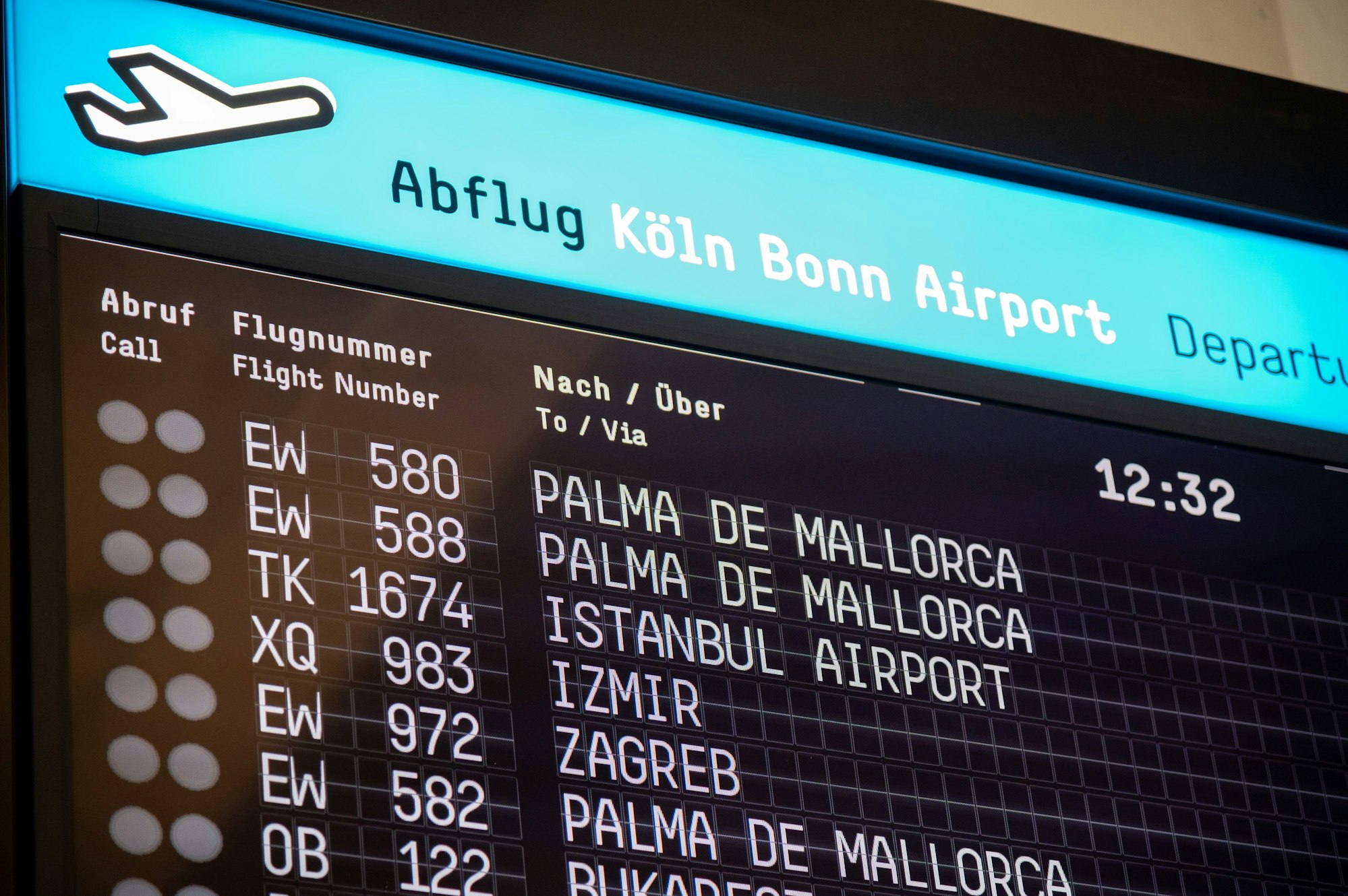 Anzeigetafel mit Flügen nach Mallorca am Flughafen Köln-Bonn.