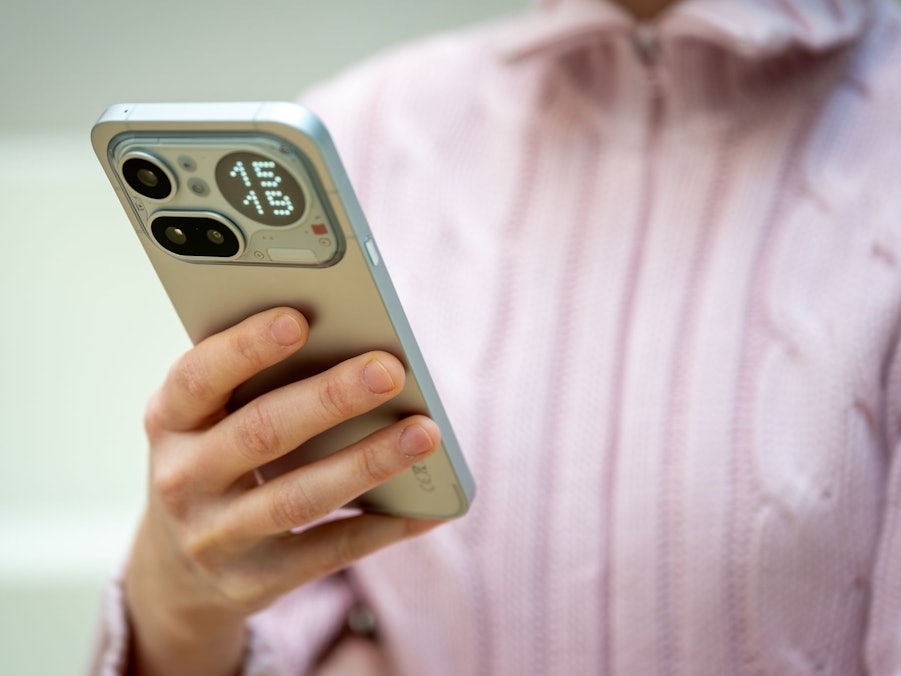 Eine Frau hält das Nothing Phone (4a) Pro