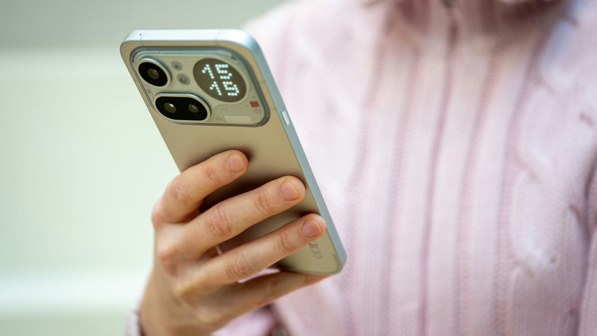 Eine Frau hält das Nothing Phone (4a) Pro