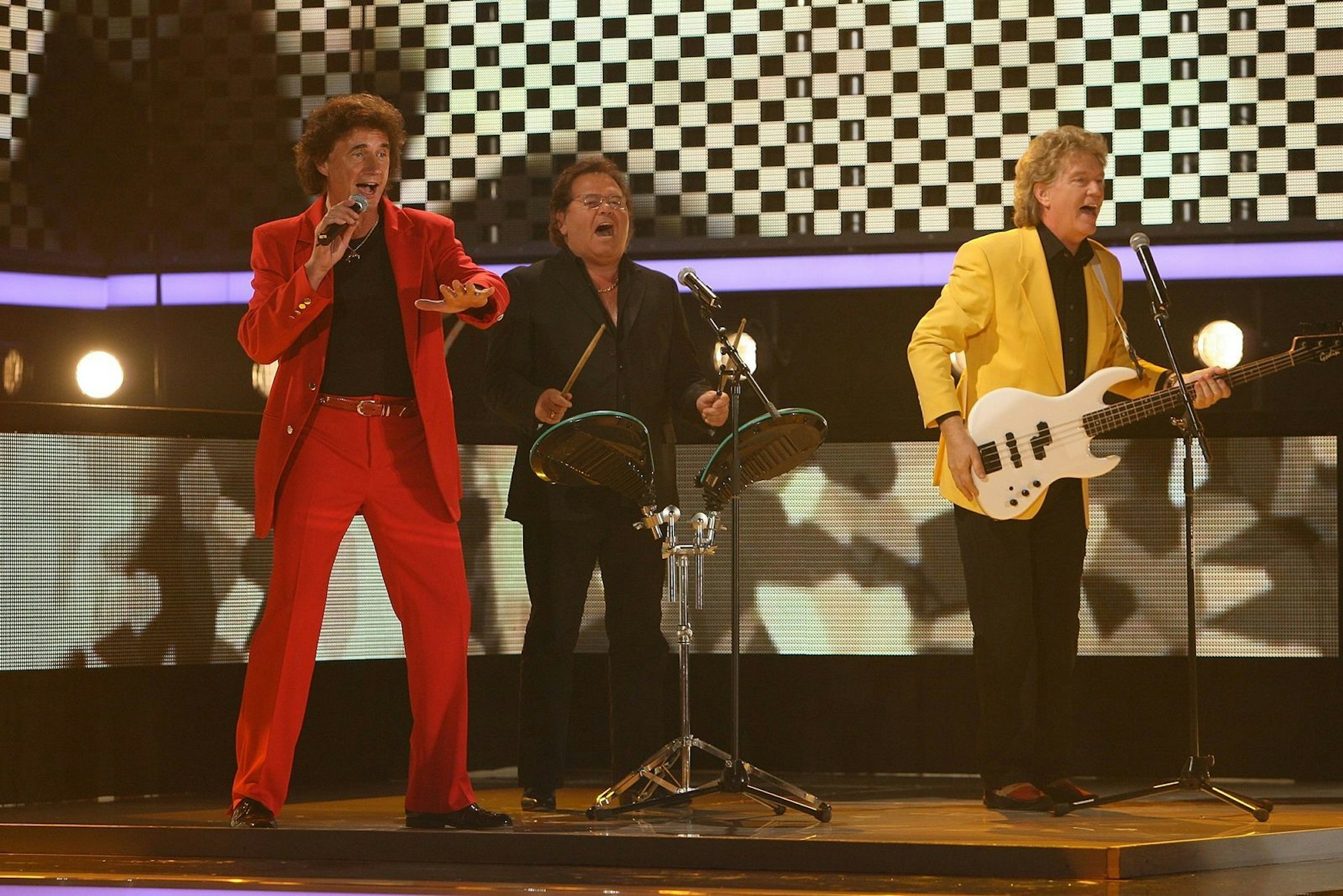 Die Flippers kannte jahrzehntelang jedes Kind: Olaf Malolepski, Manfred Durban und Bernd Hengst proben für einen TV-Auftritt im 2007. (Bild: Ralf Juergens/Getty Images)