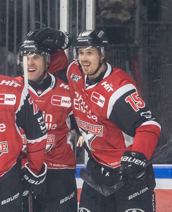 Nate Schnarr, Dominik Uher und Louis-Marc Aubry jubeln über einen Treffer der Kölner Haie.