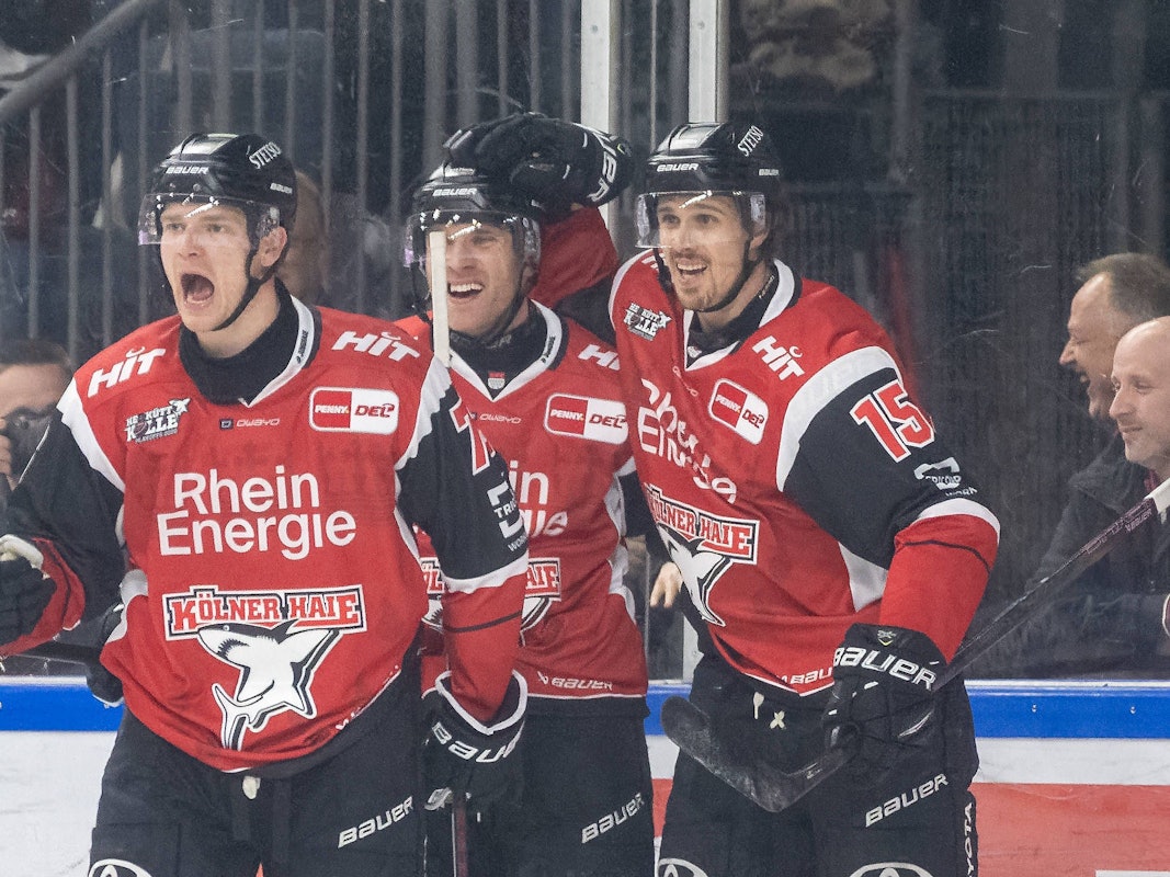 Nate Schnarr, Dominik Uher und Louis-Marc Aubry jubeln über einen Treffer der Kölner Haie.