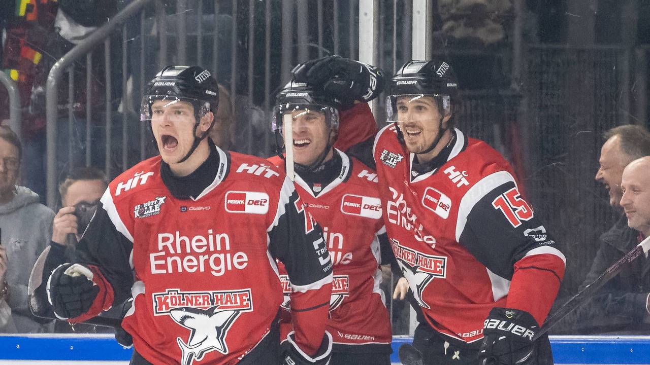 Nate Schnarr, Dominik Uher und Louis-Marc Aubry jubeln über einen Treffer der Kölner Haie.