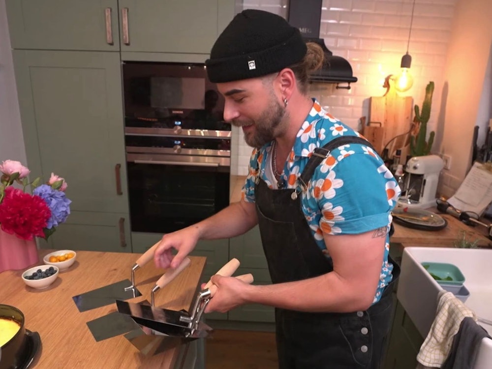 Den Cheesecake serviert Deko-Profi Eric (34) stilecht auf Maurerkellen. (Bild: RTL)