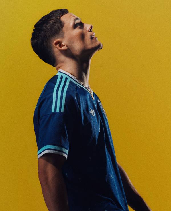 Florian Wirtz bei einem Fotoshooting für das neue Deutschland-Trikot.
