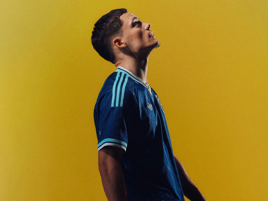 Florian Wirtz bei einem Fotoshooting für das neue Deutschland-Trikot.