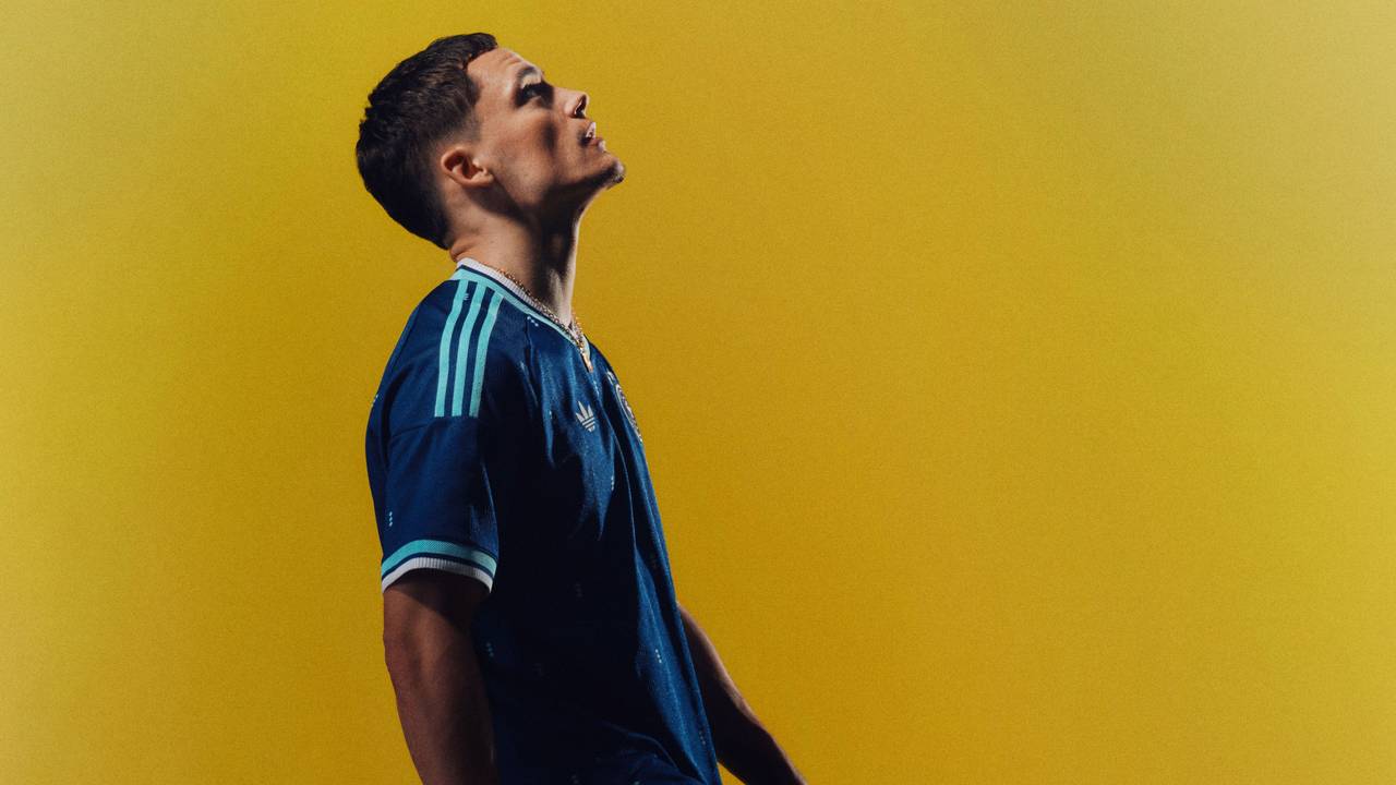 Florian Wirtz bei einem Fotoshooting für das neue Deutschland-Trikot.