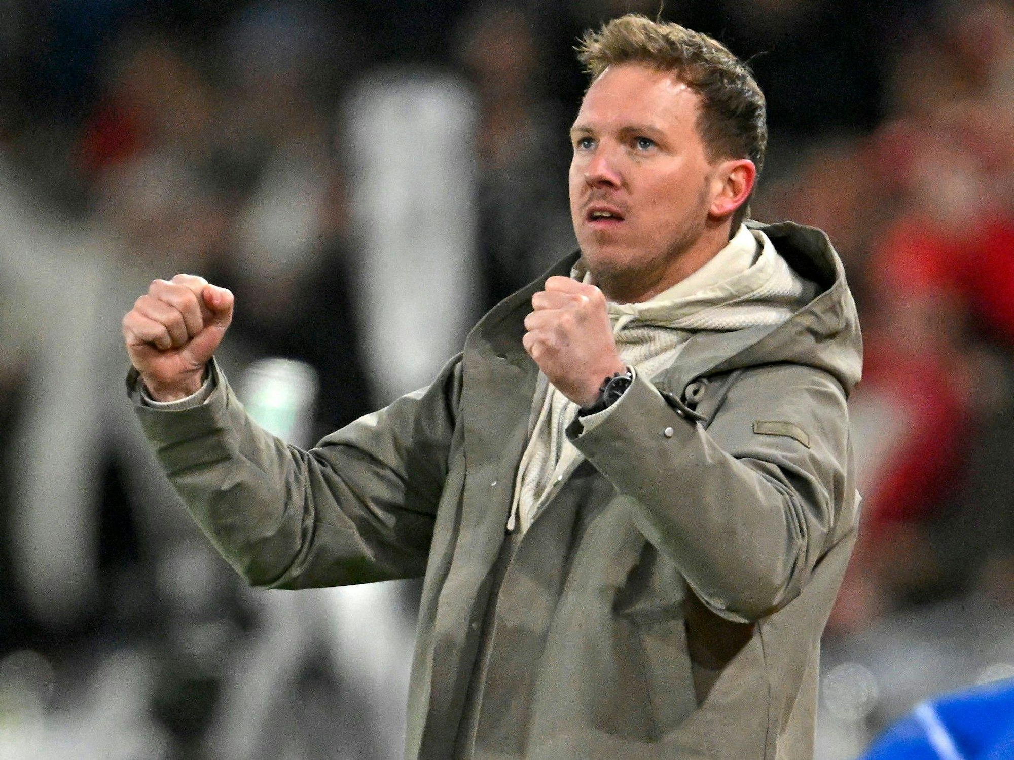 Julian Nagelsmann ballt die Fäuste und jubelt.