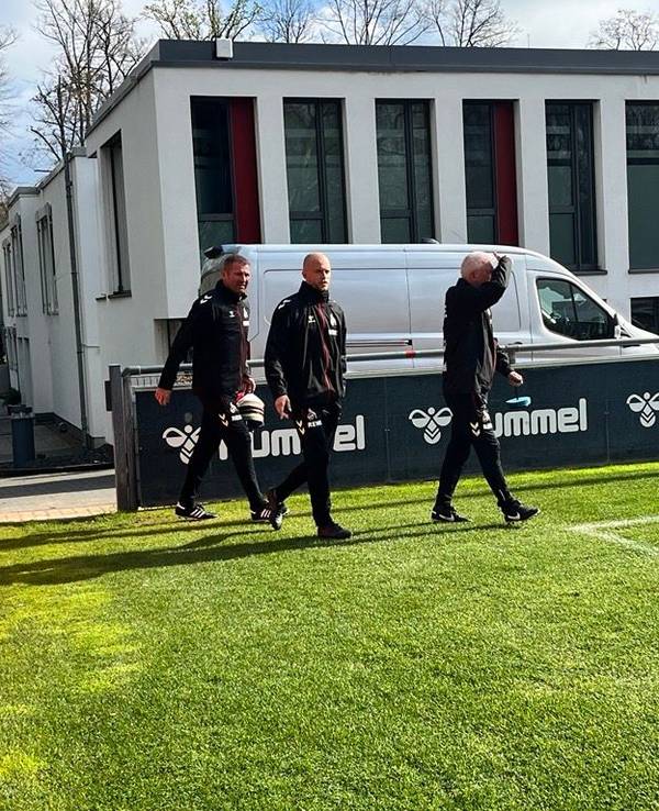 Hospitant Lukas Sinkiewicz mit drei FC-Profis im Training.
