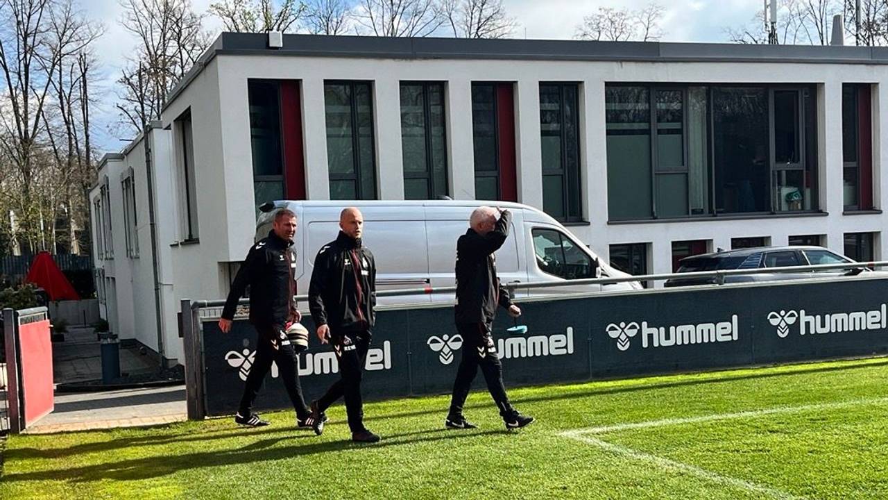 Hospitant Lukas Sinkiewicz mit drei FC-Profis im Training.