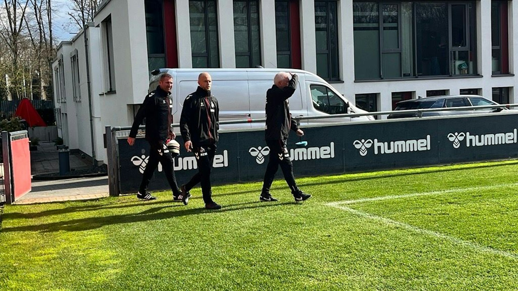 Hospitant Lukas Sinkiewicz mit drei FC-Profis im Training.