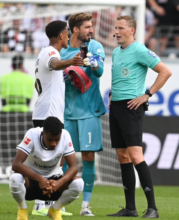 Ansgar Knauff von Eintracht Frankfurt hockt auf dem Fußballplatz während einer Bundesliga-Partie.