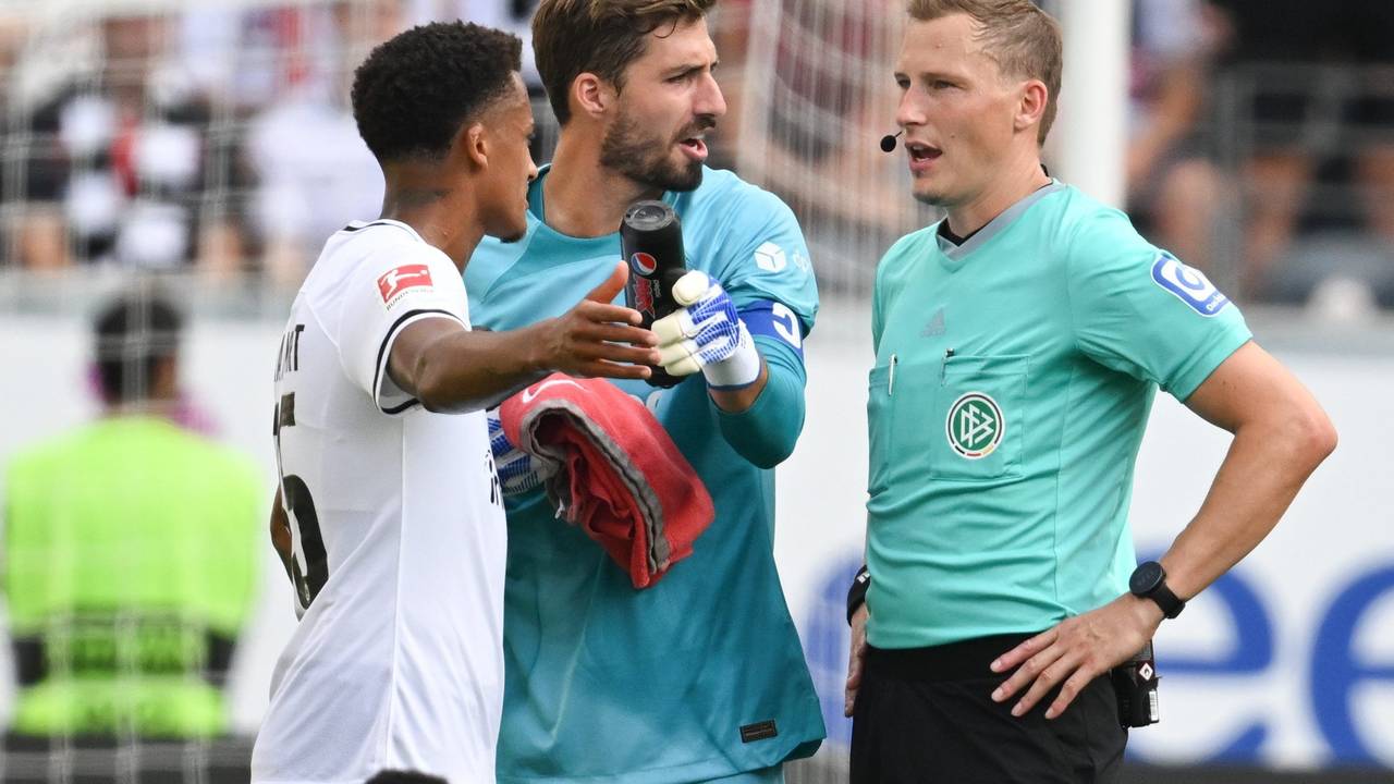 Ansgar Knauff von Eintracht Frankfurt hockt auf dem Fußballplatz während einer Bundesliga-Partie.