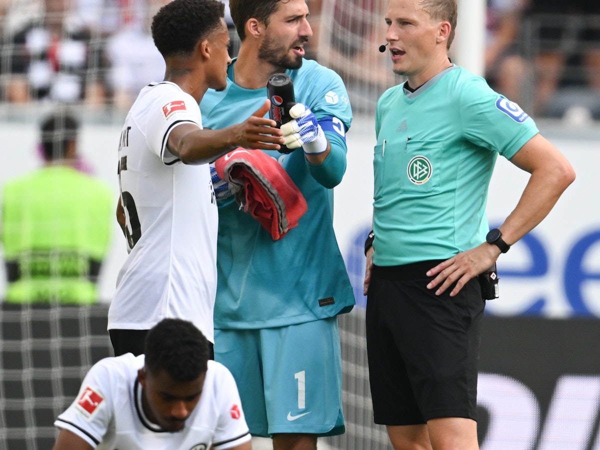 Ansgar Knauff von Eintracht Frankfurt hockt auf dem Fußballplatz während einer Bundesliga-Partie.