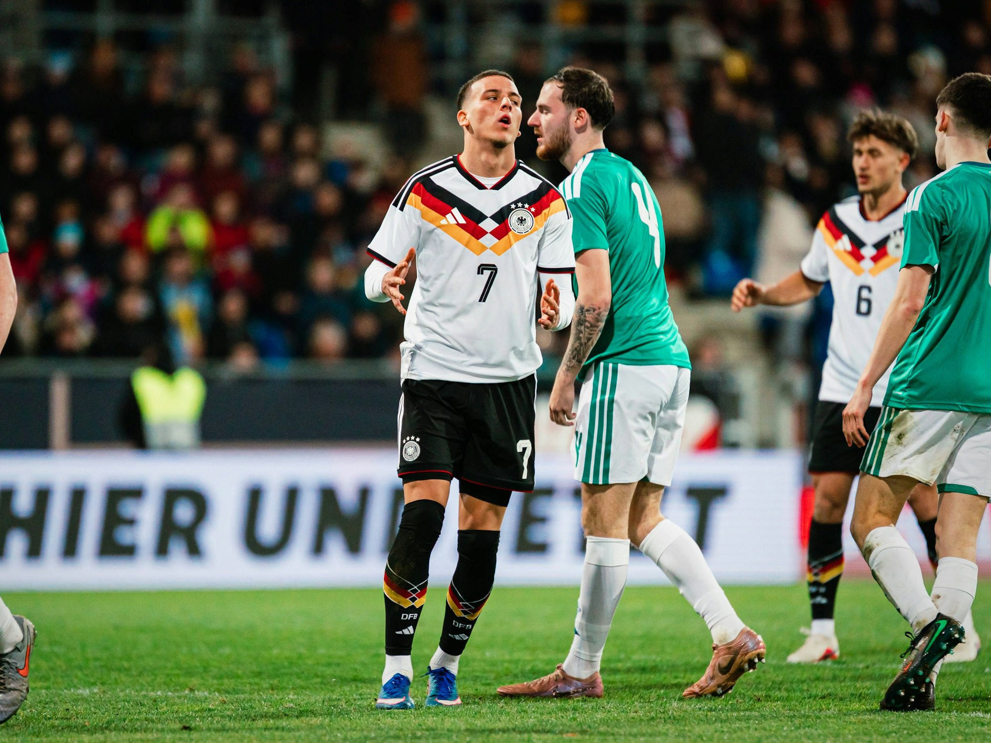 Said El Mala reagiert auf dem Platz enttäuscht.