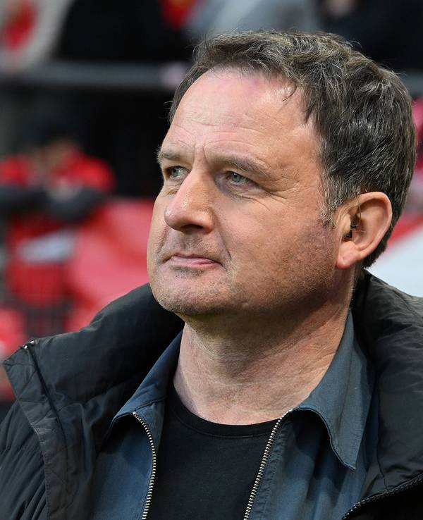 Moderator Thomas Wagner steht am Spielfeldrand.