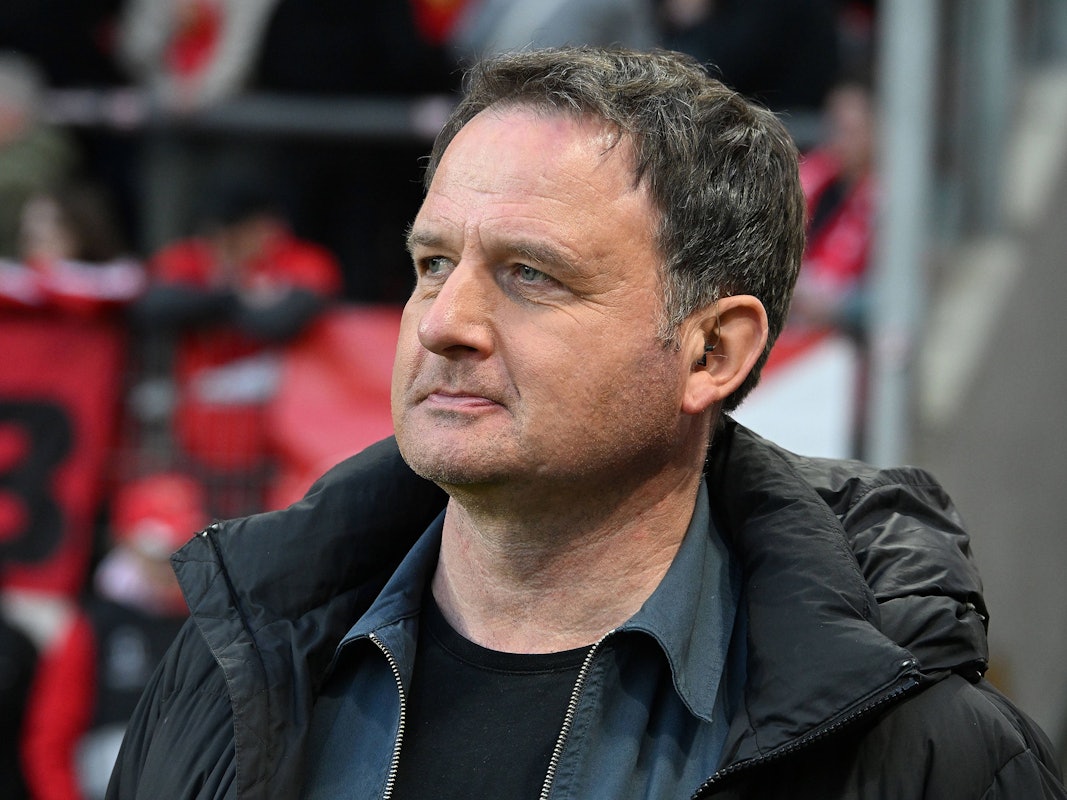 Moderator Thomas Wagner steht am Spielfeldrand.