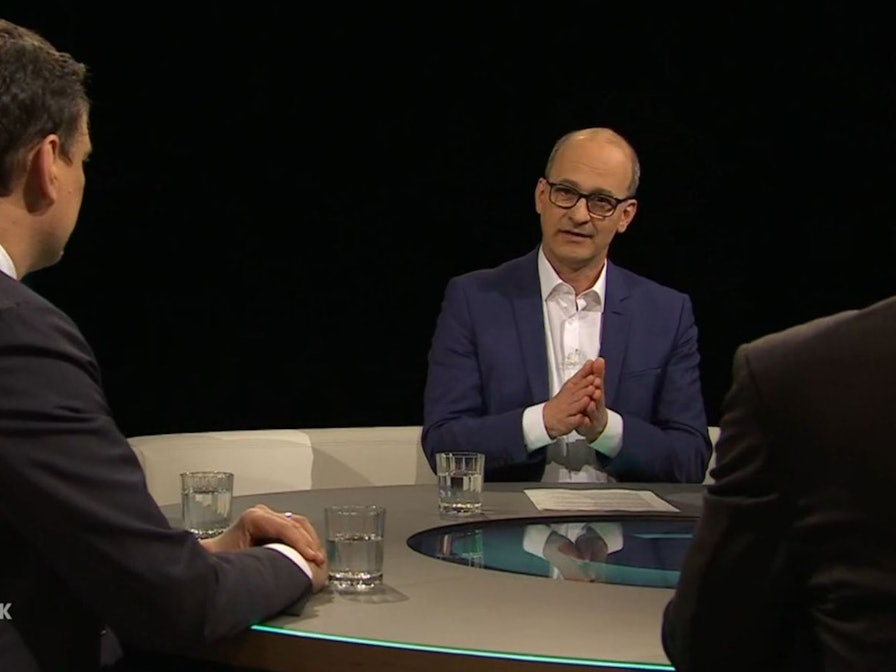 BR-Chefredakteur Christian Nitsche moderierte die „Münchner Runde“ am Mittwochabend. (Bild: BR)