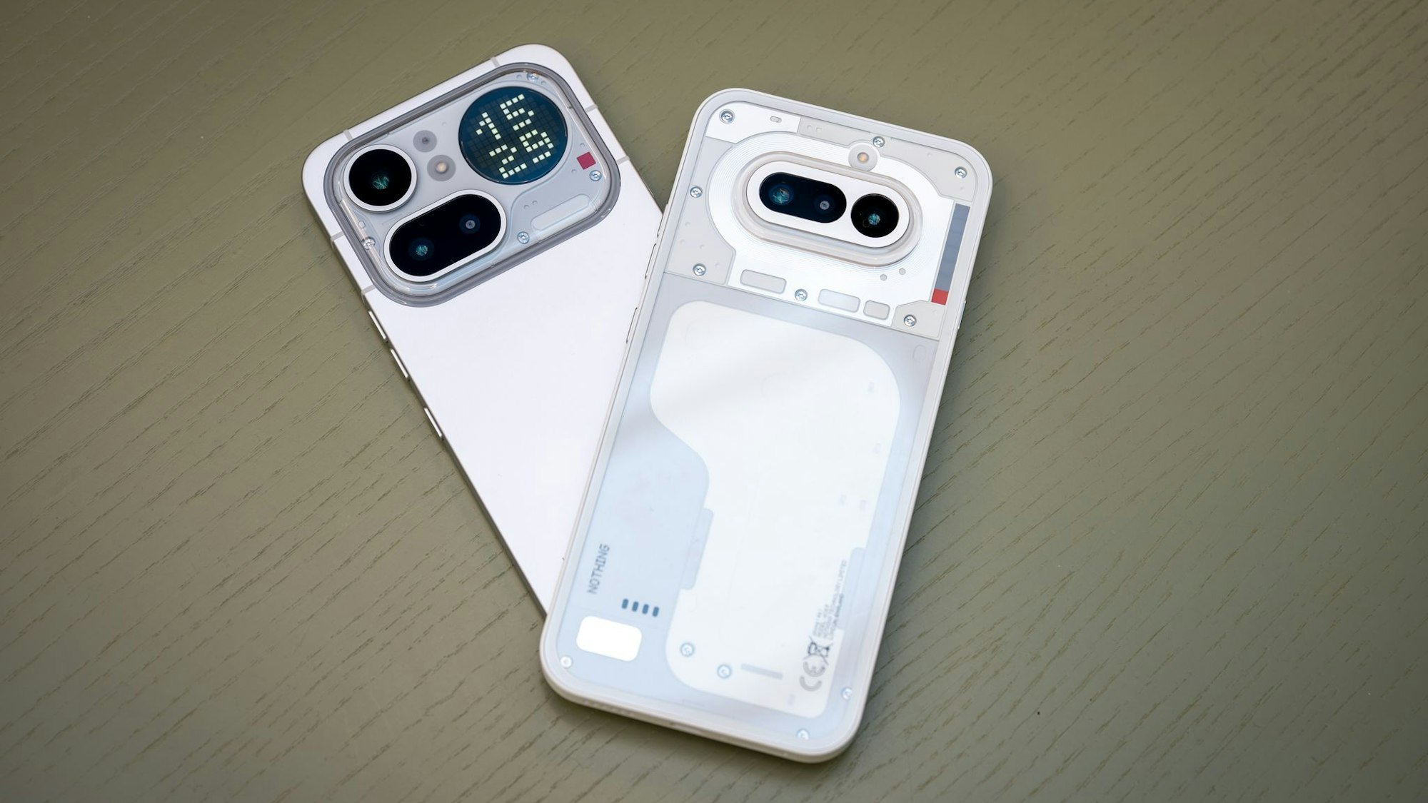 Das Nothing Phone (4a) liegt auf dem Nothing Phone 4a Pro