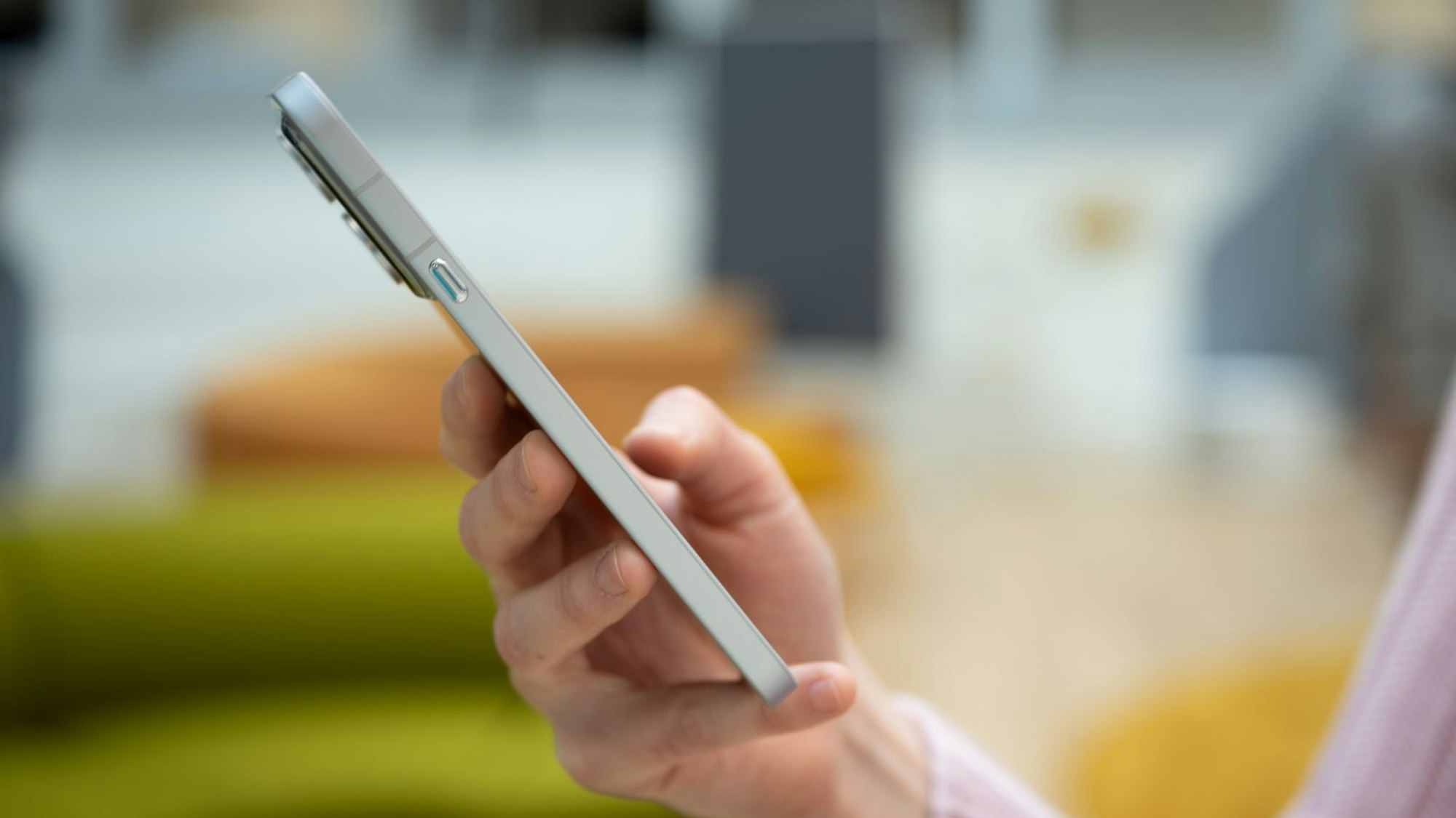 Eine Frau hält das Nothing Phone (4a) Pro