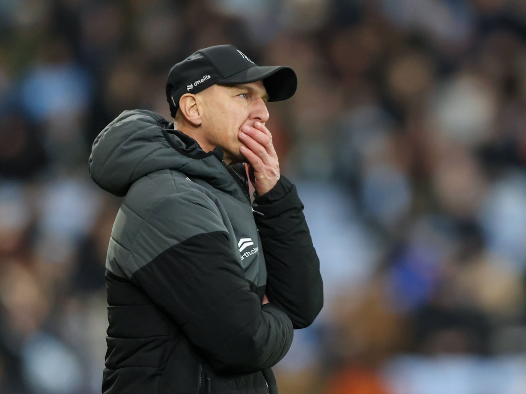 Gerhard Struber steht nachdenklich an der Seitenlinie.