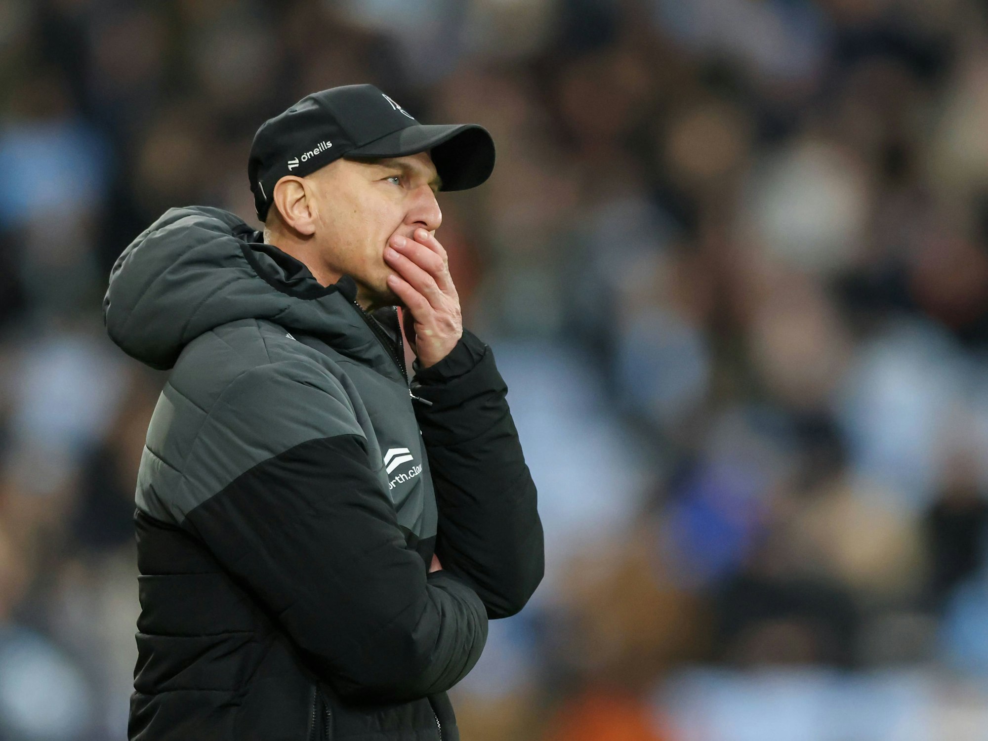 Gerhard Struber steht nachdenklich an der Seitenlinie.