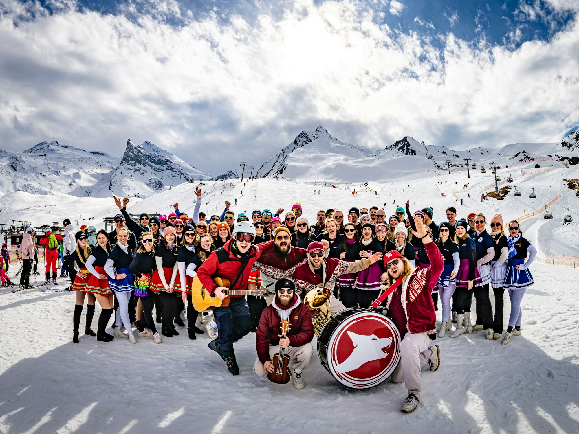 Die Band Lupo mit Tanzgruppen in Hintertux.