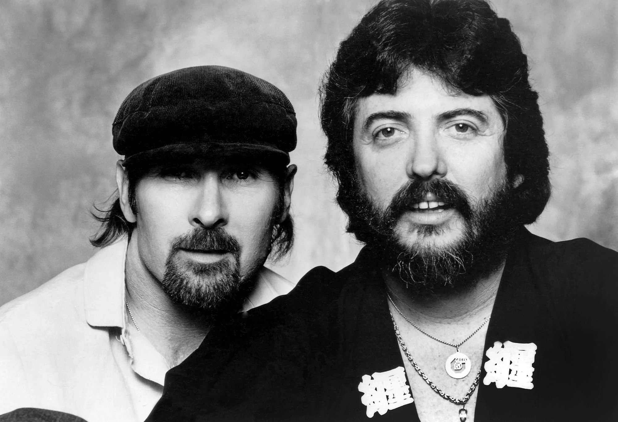 Jim Seals und Dash Crofts posieren.