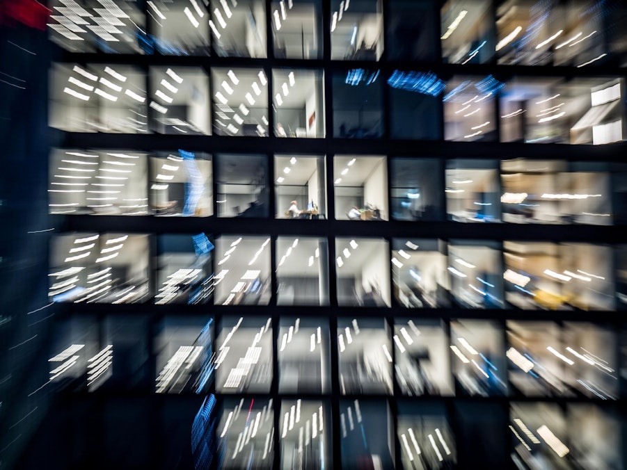 Arbeitnehmer täuschen Aktivität am Arbeitsplatz vor.