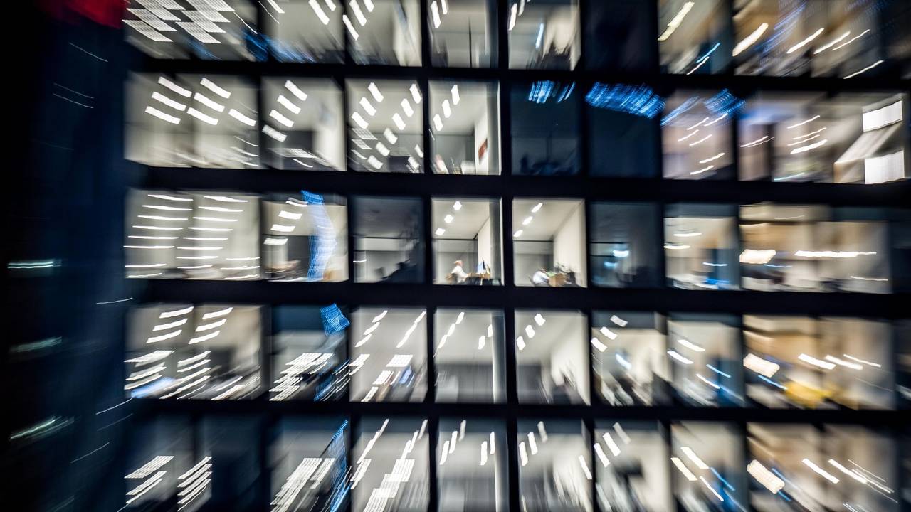 Arbeitnehmer täuschen Aktivität am Arbeitsplatz vor.