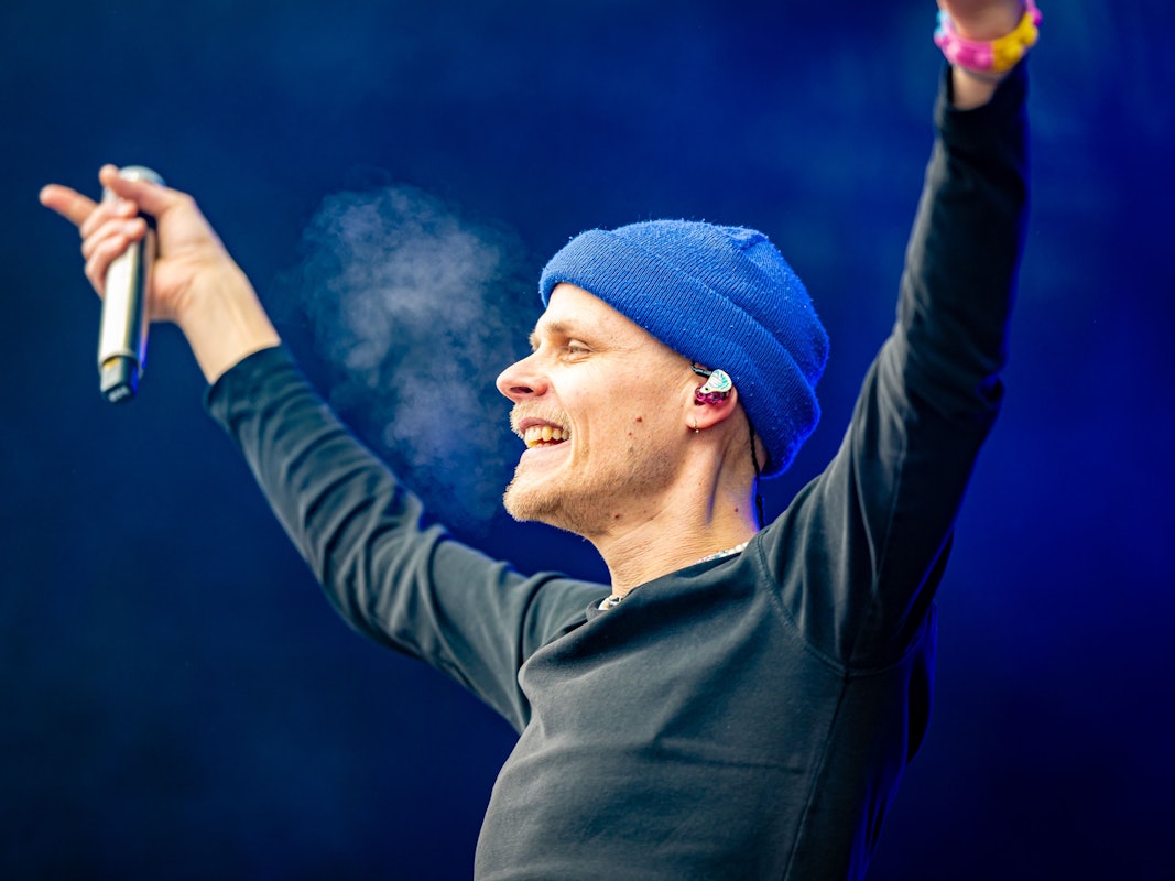 Oli Niesen steht beim Auftritt auf der Bühne.