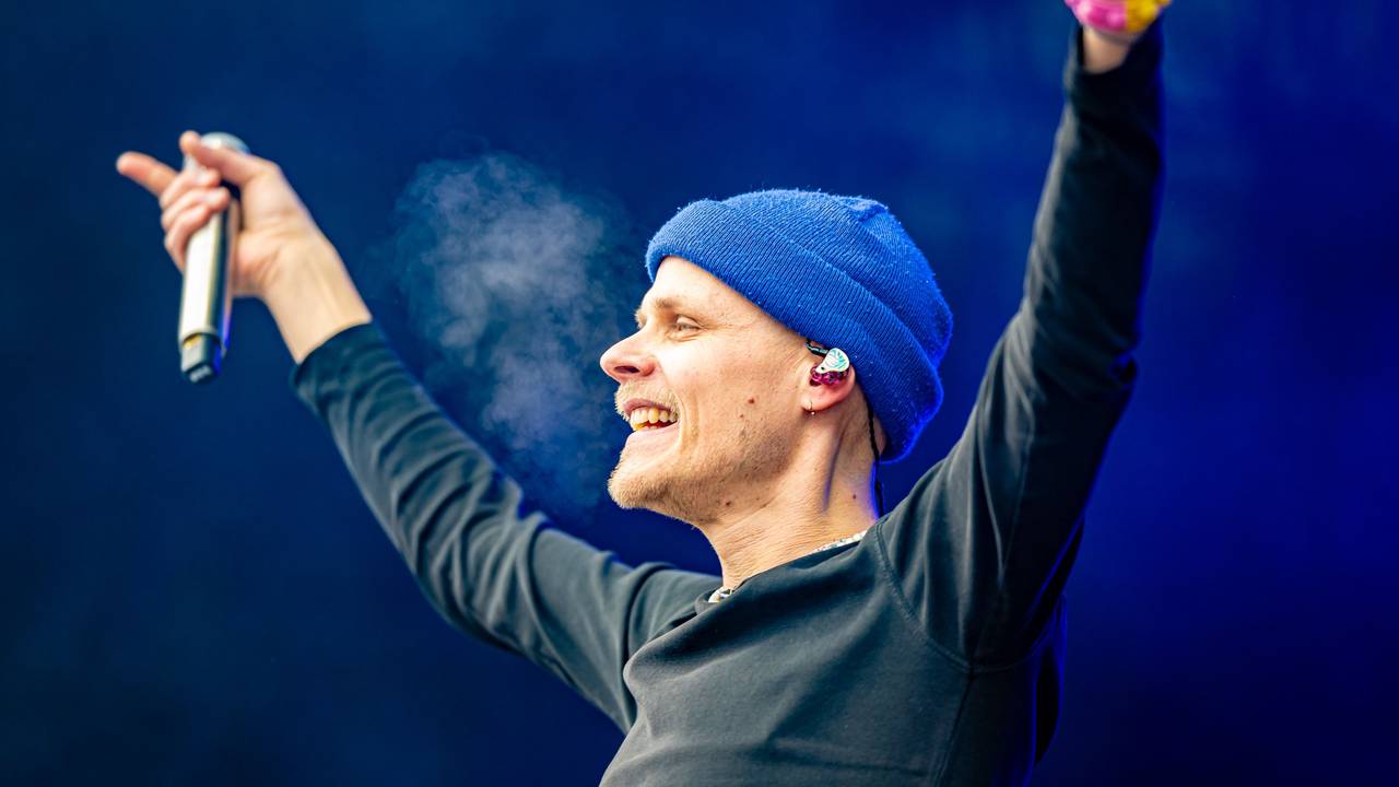 Oli Niesen steht beim Auftritt auf der Bühne.