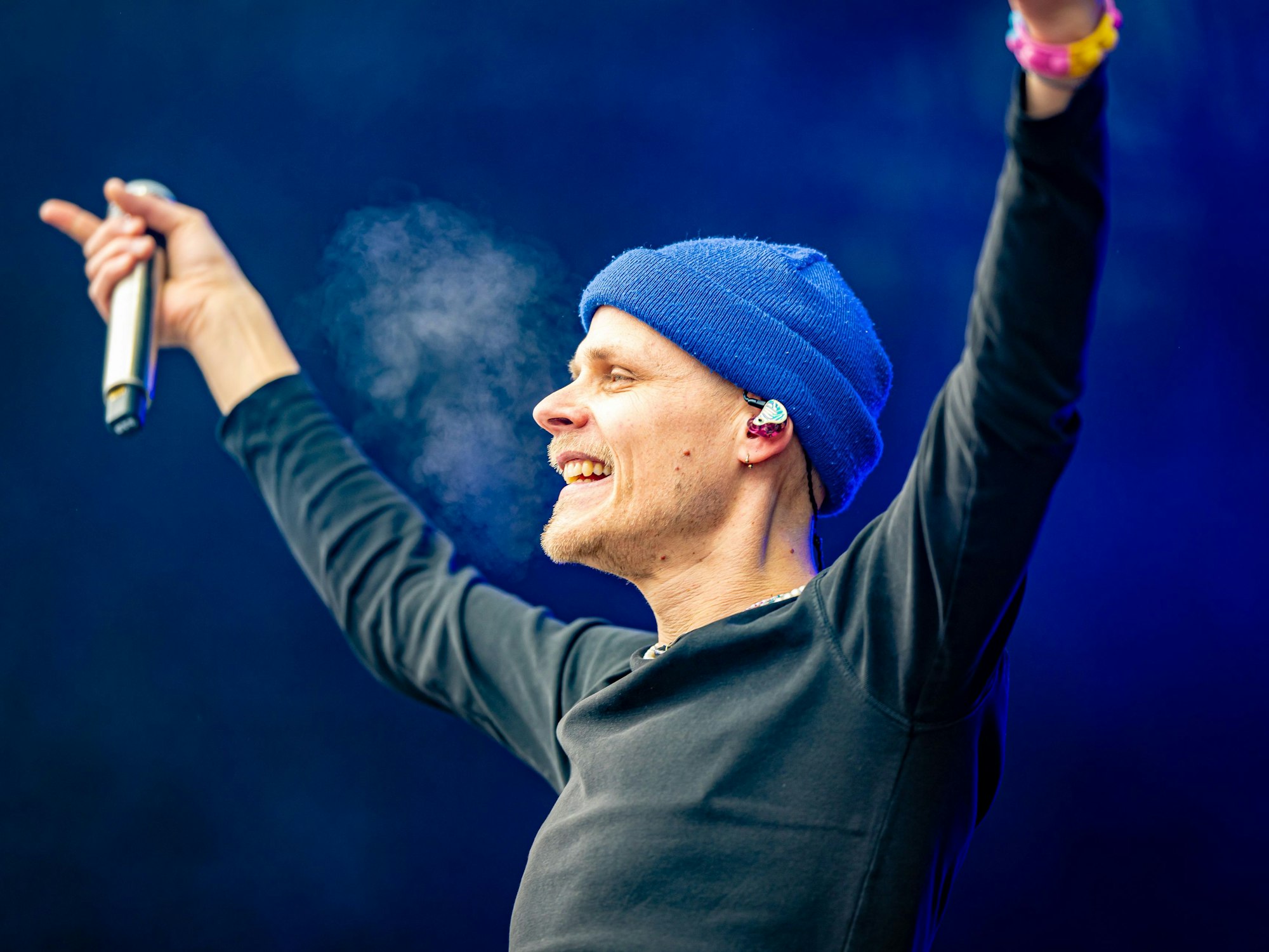 Oli Niesen steht beim Auftritt auf der Bühne.